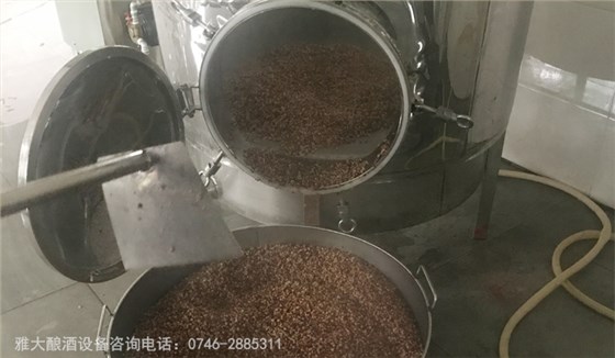 固态酿酒设备：高粱酒酿酒工艺流程——蒸高粱