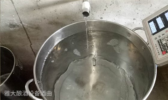 小型酒厂设备酿的酒越存越香，可存酒不当反而会将酒存废了！-01-出酒