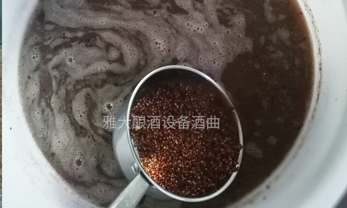 9.8用酿白酒设备制作无糠壳高粱酿酒技术-泡粮